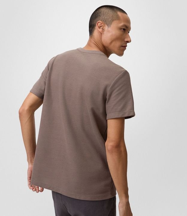 Remera Regular con Textura Colmena 3