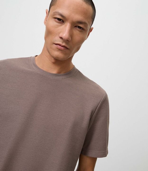 Remera Regular con Textura Colmena 4
