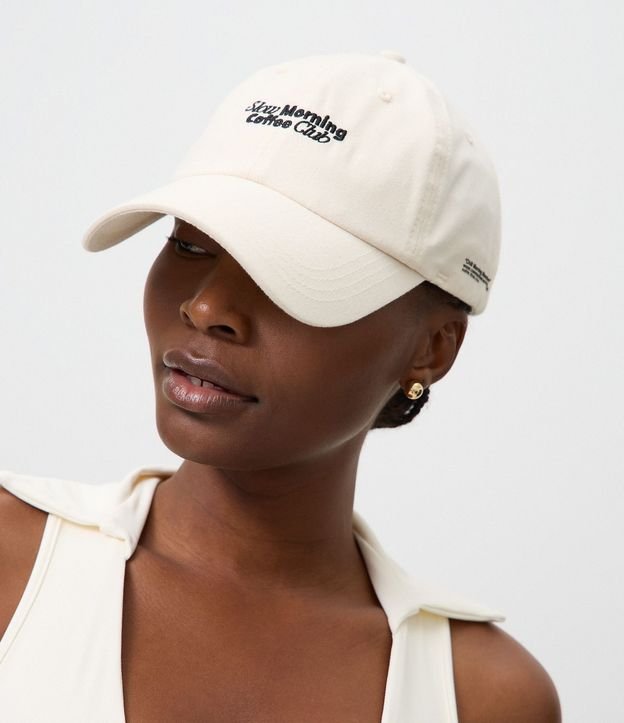Gorra en Sarga con Aba Curva y Bordado Lettering