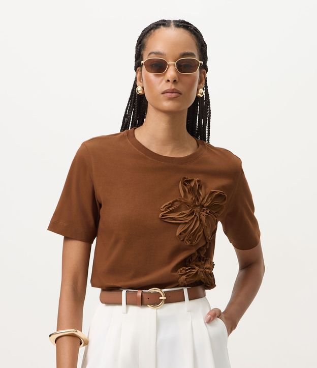 Remera en Algodón con Flores Aplicadas en Chiffon