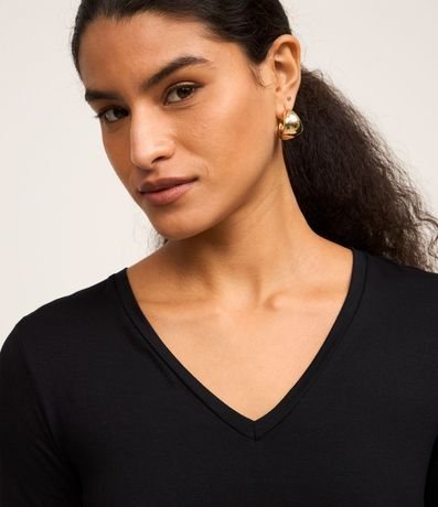 Blusa en Viscosa con Escote V y Manga Corta sin Estampa 4