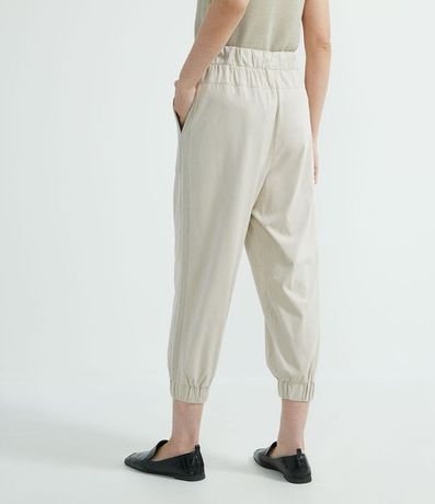 Pantalón Jogger en Suedine con Detalles Agujeros en Bolsillo y Laterales 2