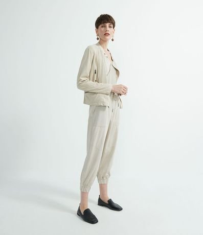 Pantalón Jogger en Suedine con Detalles Agujeros en Bolsillo y Laterales 5