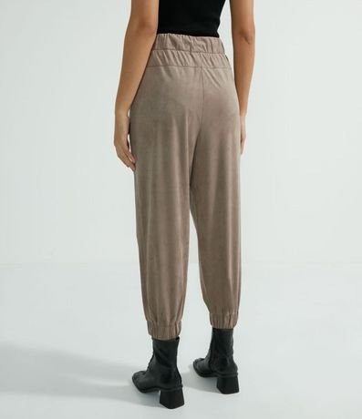 Pantalón Jogger en Suedine con Detalles Agujeros en Bolsillo y Laterales 2