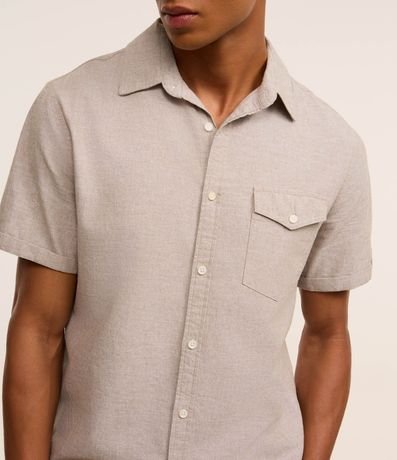 Camisa Comfort en Lino con Bolsillo y Dobra en la Manga 4