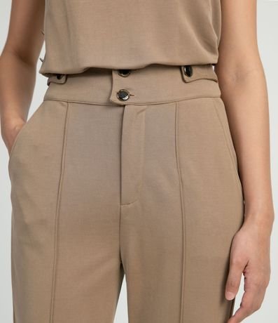 Pantalón Recto en Modal con Botones Contrastantes 3