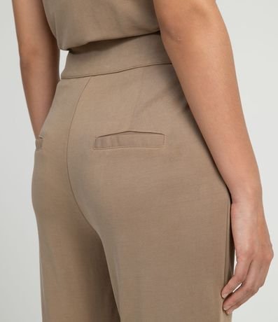 Pantalón Recto en Modal con Botones Contrastantes 4