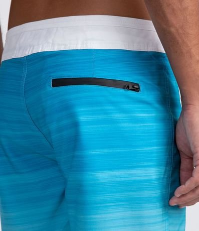 Bermuda Boardshort en Degradado con Barra Redondeada 4