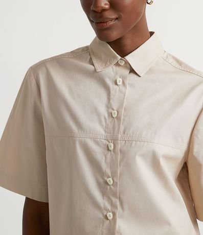 Camisa en Tricolina con Recortes Frontales y Botones Diferenciados 3