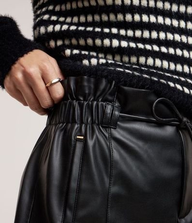 Short Clochard en Material Sintético con Detalle Metalizado 3