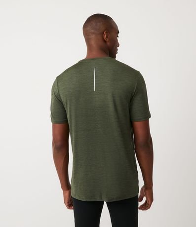 Remera Deportiva con Tecnologia Dry y Detalles Reflectantes 3