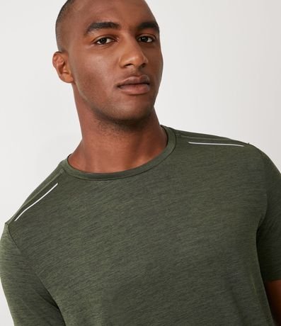 Remera Deportiva con Tecnologia Dry y Detalles Reflectantes 4