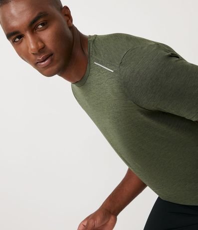 Remera Deportiva con Tecnologia Dry y Detalles Reflectantes 7