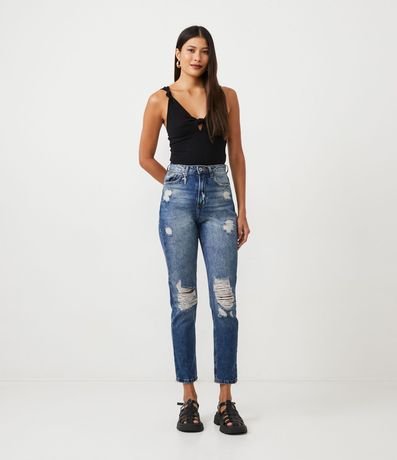 Pantalón Mom en Jeans con Desgastes y Colgante de Tucán 1