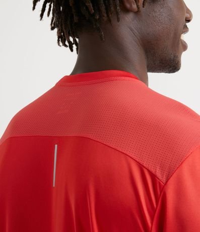 Remera Deportiva con Tecnología Dry e Detalles Reflectantes 4