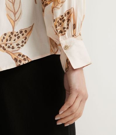Camisa en Viscosa con Estampado de Follaje y Botones Dorados 4