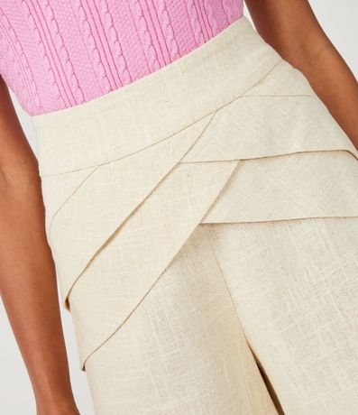 Short en Viscolino con Detalles en Pliegues 4