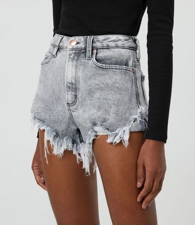 Short Hot Pants Jeans con Cintura Alta y Terminación Deshilachada 2