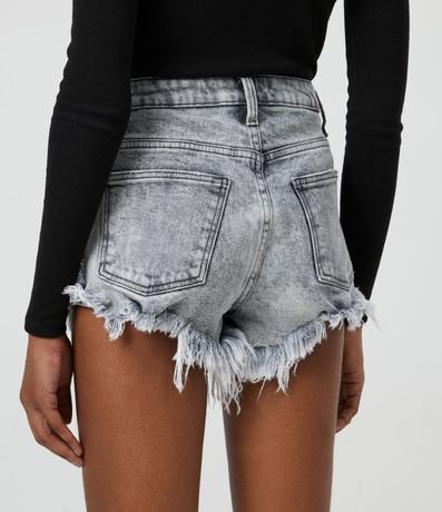 Short Hot Pants Jeans con Cintura Alta y Terminación Deshilachada 3