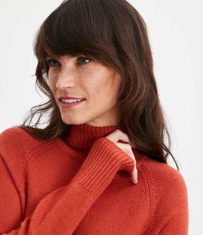 Suéter con Cuello Alto en Tejido de Punto y Detalles Aacanelados 4