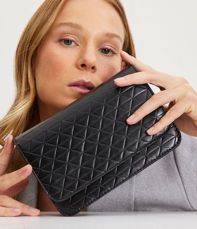 Bolso Estructurado en Capitoneada con Asas de Cadena