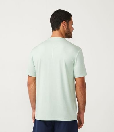 Remera Deportiva con Tecnologia Dry y Detalles Reflectantes 3