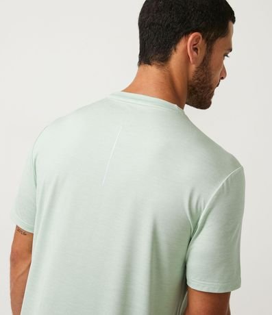 Remera Deportiva con Tecnologia Dry y Detalles Reflectantes 8