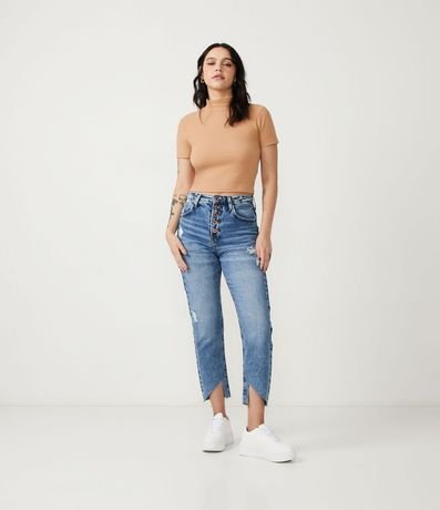 Pantalón Mom en Jeans con Rotos Desgastes y Barra Triangular 1