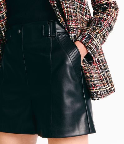 Short Recto con Elástico en la Espalda y Detalle en Hebilla 2