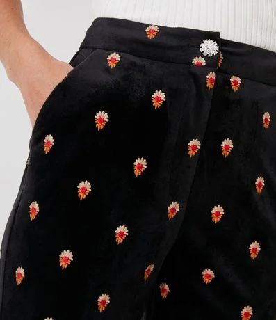 Pantalón Flare en Terciopelo con Bordados de Corazones Contrastantes 4