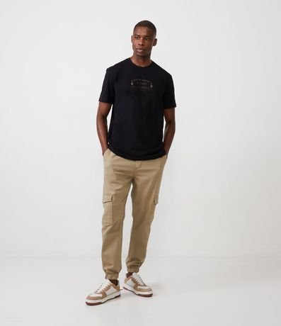 Pantalón Comfort Cargo en Sarga con Bolsillo Utilitario