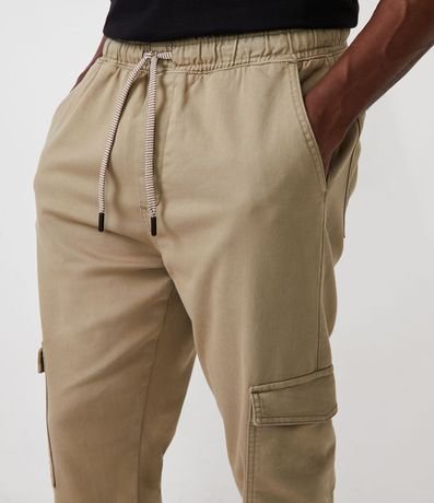 Pantalón Comfort Cargo en Sarga con Bolsillo Utilitario 4
