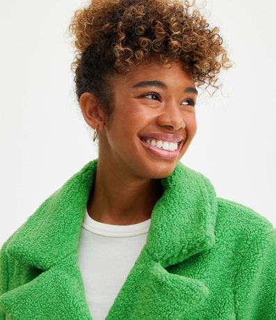 Campera Alargada en Sherpa con Bolsillos y Cierre Cruzado con Botones