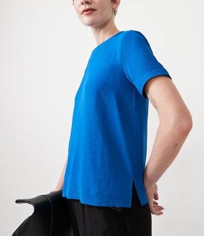 Blusa con Aberturas y Detalles de Pespuntes 5