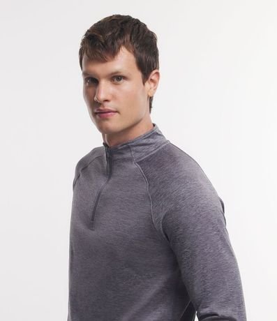 Remera Deportiva Térmica con Cremallera en el Cuello y Recortes 4