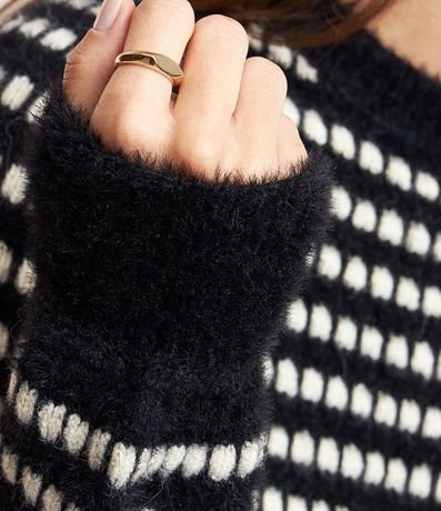 Blusa en Punto con Cuello Alto y Punto Diferenciado 3