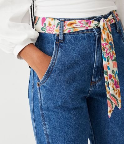 Pantalón Mom en Jeans con Cinturón Pañuelo Floral Paisley de Colores 4