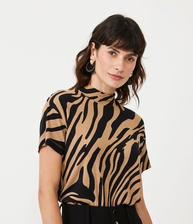 Blusa en Viscosa con Cuello Alto y Estampa Animal Print Cebra 1