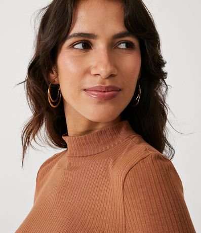 Vestido Midi en Viscosa Acanalada con Cuello Alto 4