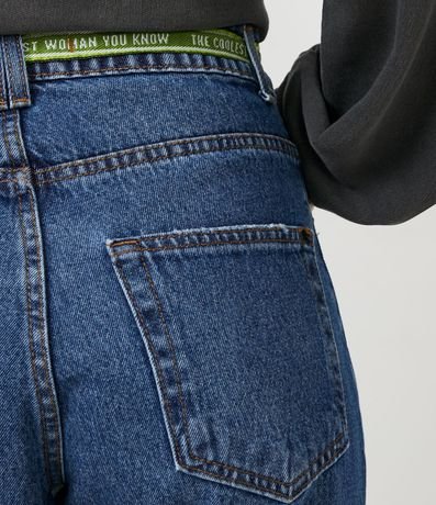 Pantalón Mom Cintura Alta en Jeans con Desgastes y Banda con Lettering 5