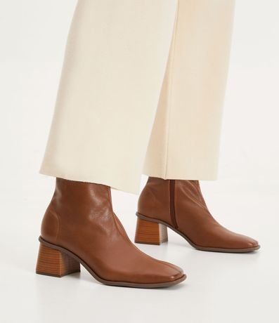 Bota Caño Mediano en Cuero con Pico Cuadrado y Tacón Grueso 6