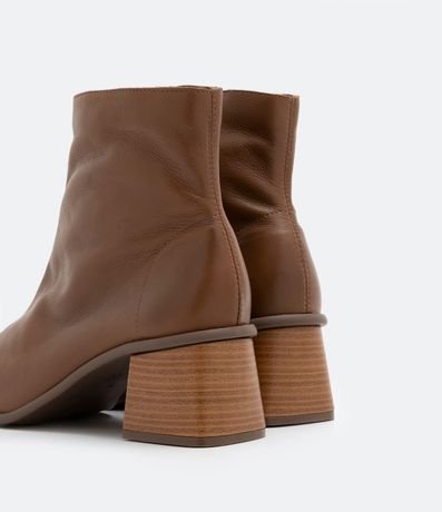 Bota Caño Mediano en Cuero con Pico Cuadrado y Tacón Grueso 3