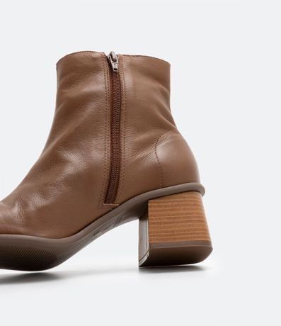 Bota Caño Mediano en Cuero con Pico Cuadrado y Tacón Grueso 4