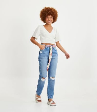 Pantalón Mom Jeans con Desgastes y Cinturón Estampado Renner