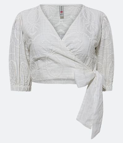 Blusa Cropped en Laise con Bordados de Piña y Escote Traspasado 1