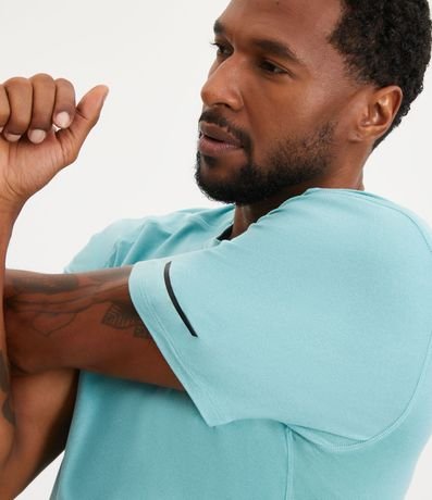 Remera Deportiva con Etiqueta en la Barra y Manga Corta 4