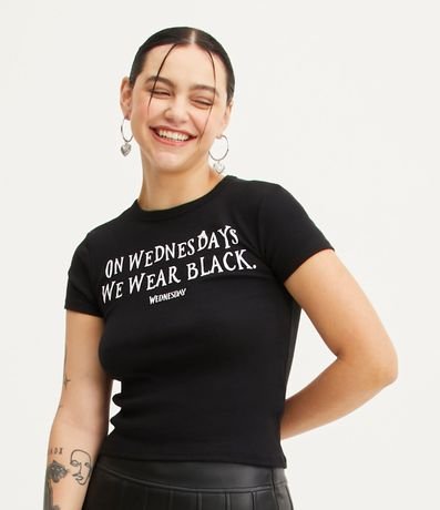 Blusa Cropped en Media Malla con Lettering On Wednesdays 1