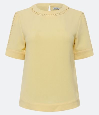 Blusa en Crepé con Detalles Cutout en el Cuello y Manga Corta 1