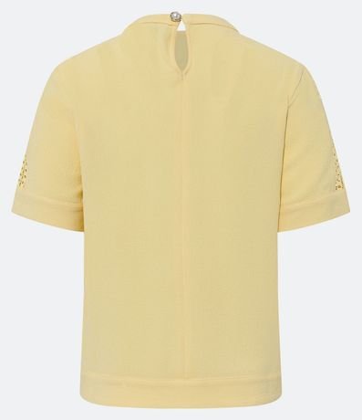 Blusa en Crepé con Detalles Cutout en el Cuello y Manga Corta 2