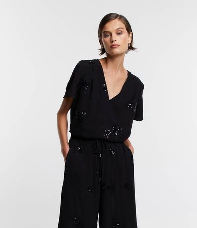 Blusa con Escote V y Bordados de Lentejuela 1